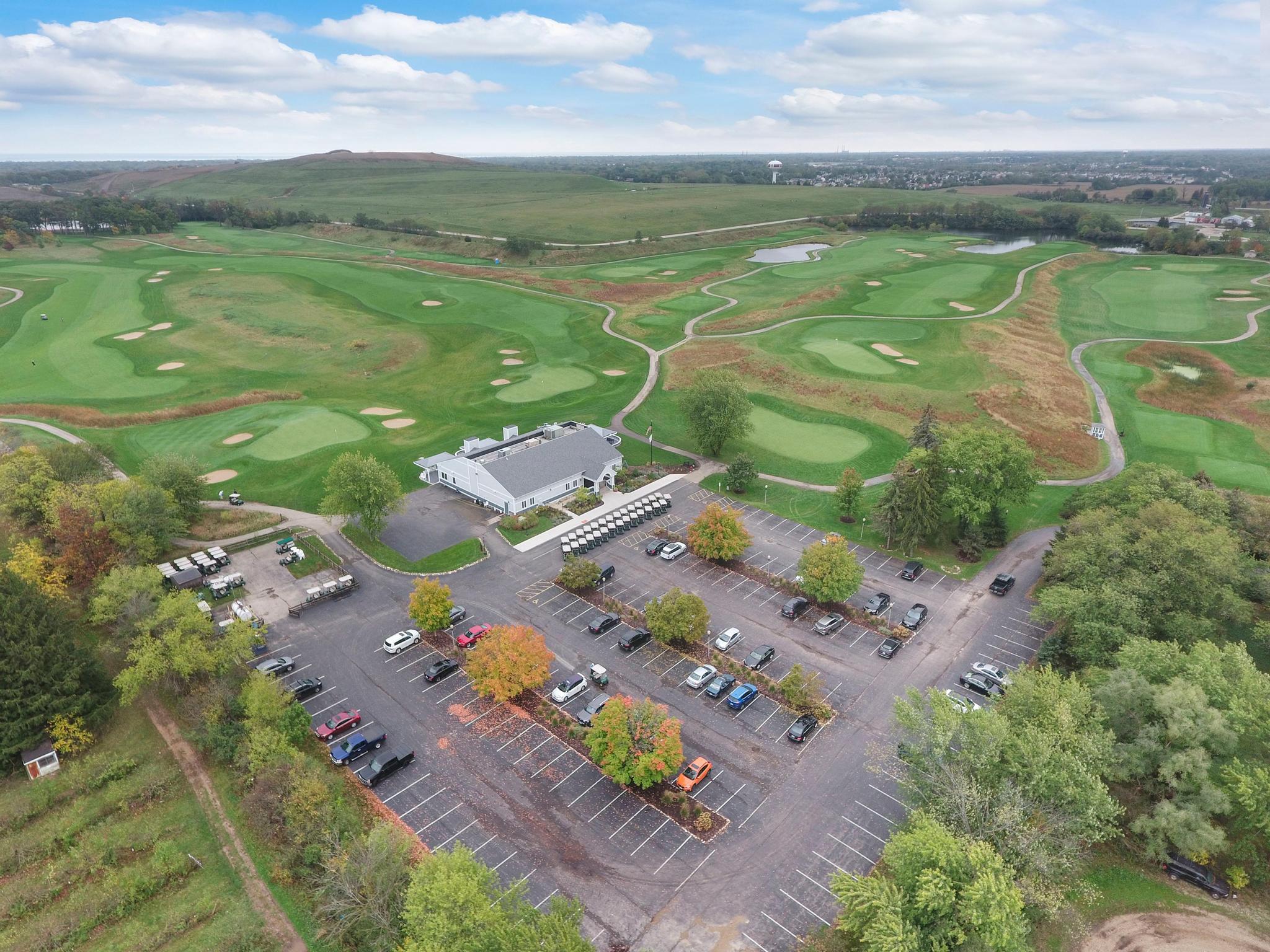 birds eye view of clubhouse, parking lot, and golf course of Shepherds Crook